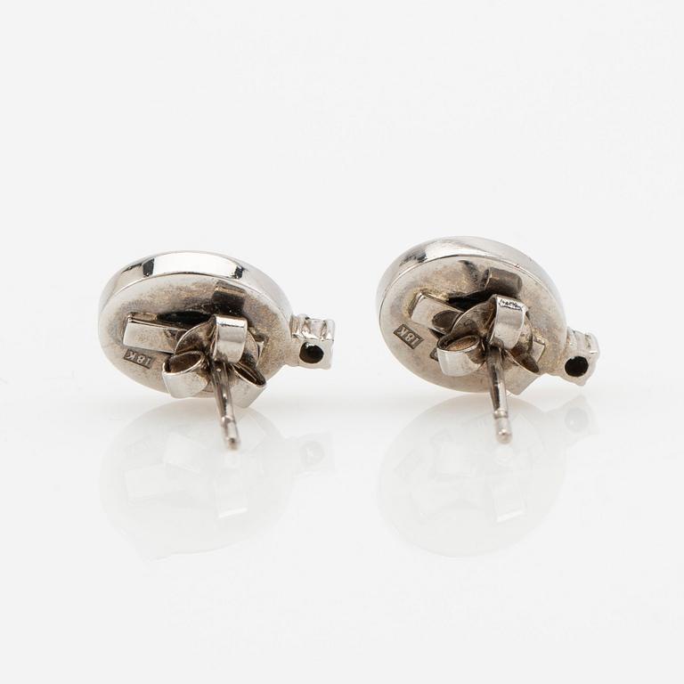 Örhängen, ett par, 18K vitguld med opaler och briljantslipade diamanter.