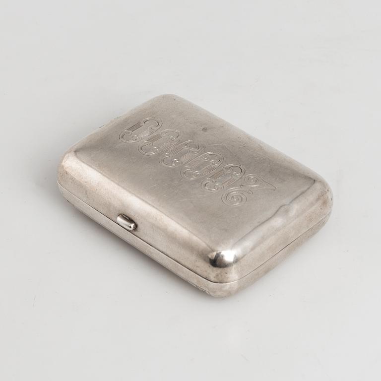 Russian Silver Coin Purse with engraving on the front of a 100 Rubel note, c. 1900.