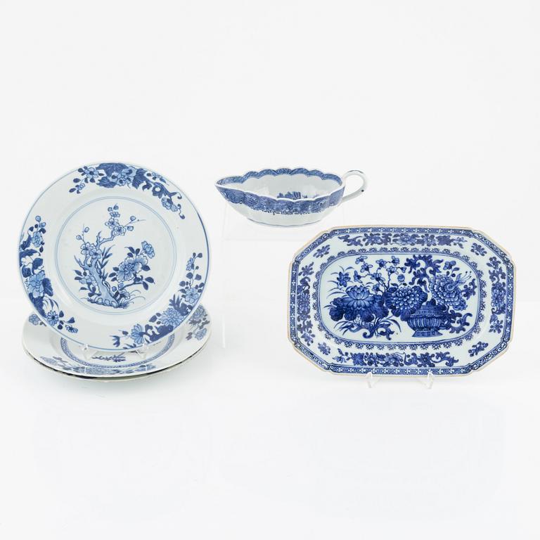 A blue and white porcelain charger, three plates and a sauce snipe, Qing dynasty, Qianlong (1736-95).