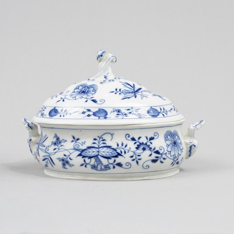 A set of ten porcelain pieces, 'Zwiebelmuster', Meissen and Teichert-Werke in Meissen, Germany.
