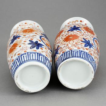 VASER, ett par, porslin, Japan, sen Mejiperiod.