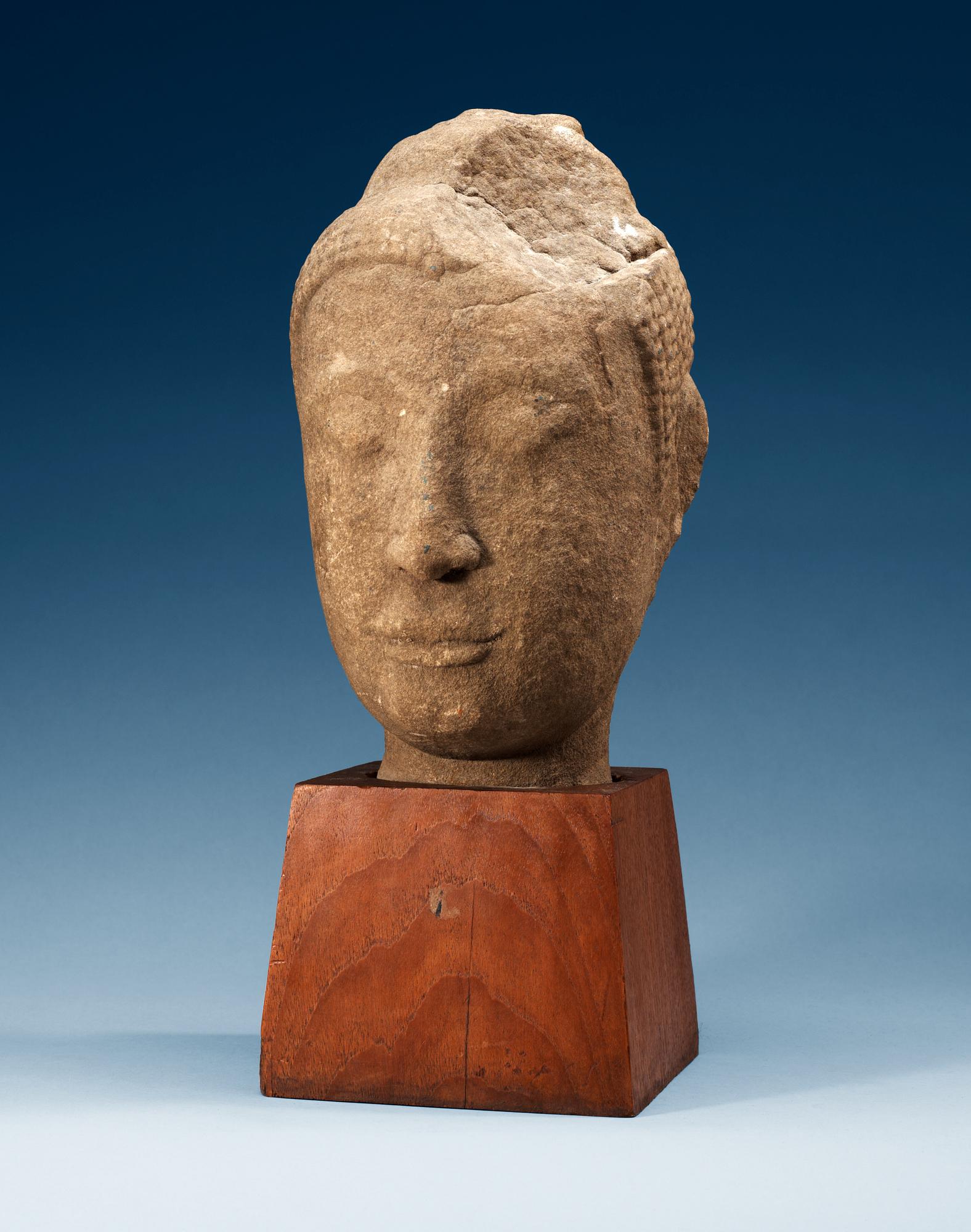 BUDDHAHUVUD, sandsten. Lopburi typ. senare (Thailand), 16/1700-tal.