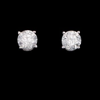ÖRHÄNGEN, 1 par, 14 k vitguld, solitära briljantslipade diamanter tot 0.33 ct.