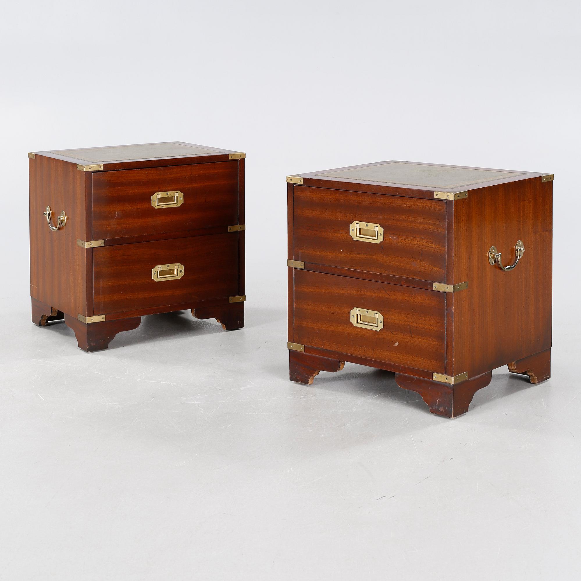 A pair of english style bedside tables, second half of the 20th century.