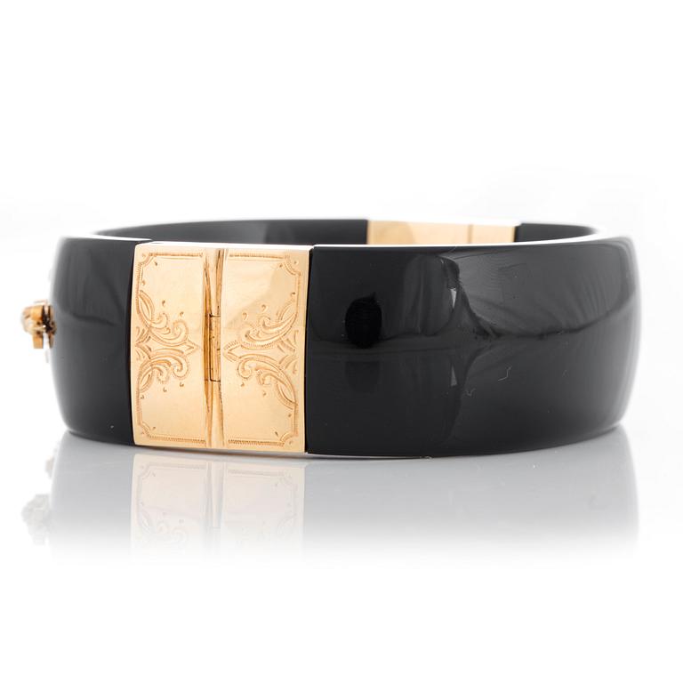 Armband onyx och 18K guld samt pärlor.