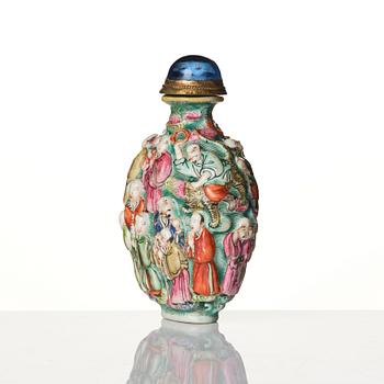 A Chinese porcelain snuff bottle, late Qing dynasty / early 20th century.
