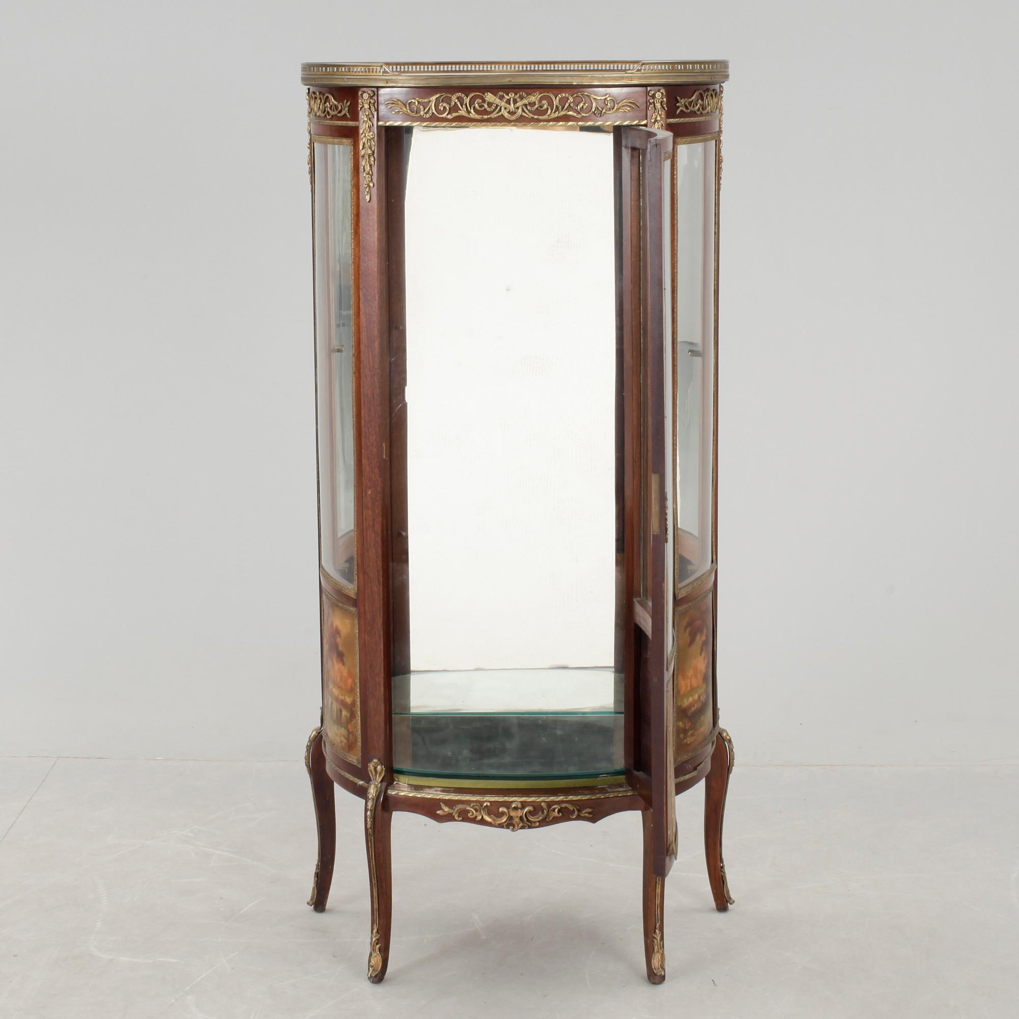 VITRINSKÅP, Louis XVI-stil, 1900-talets andra hälft.