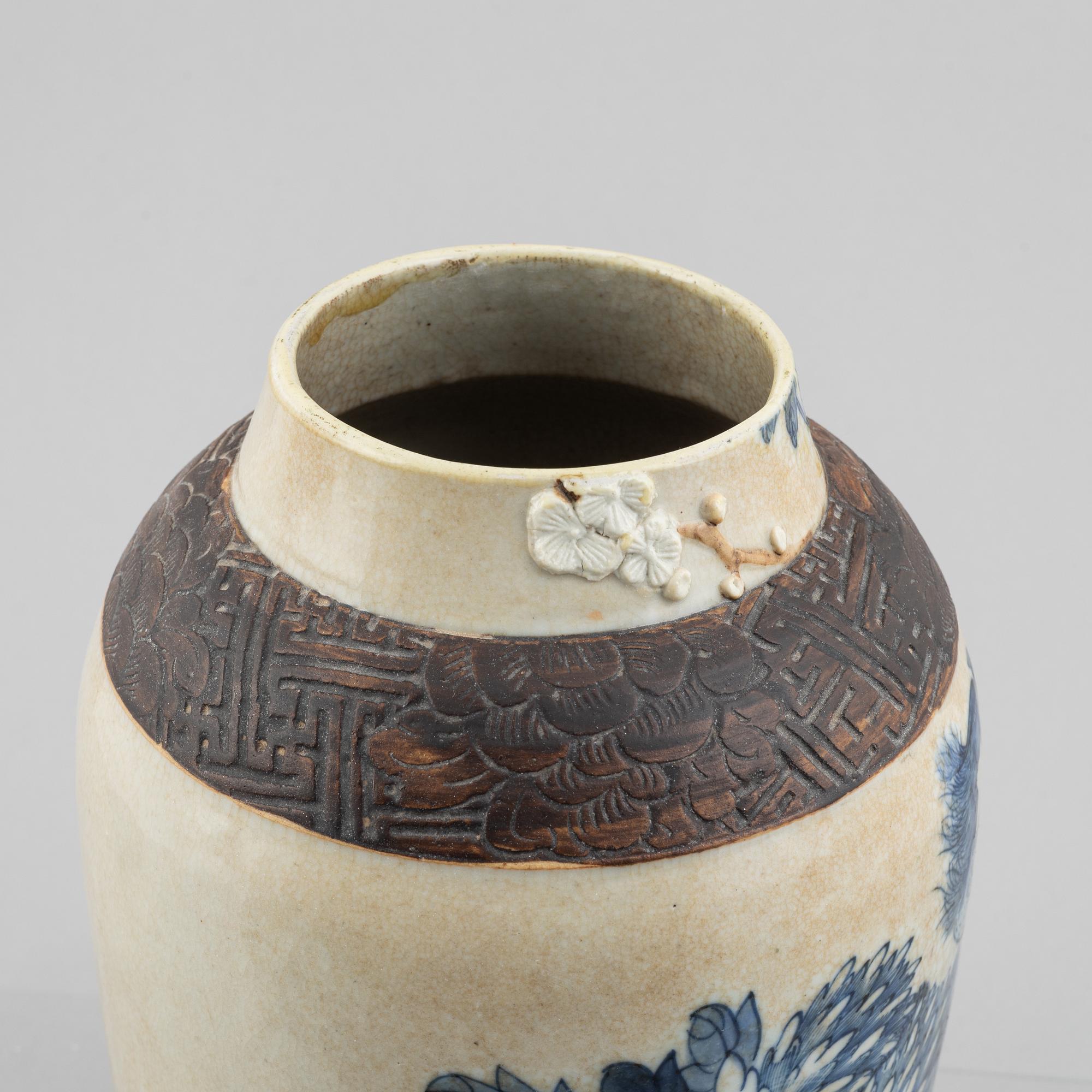 A porcelain vase, China, late Qing dynasty.
