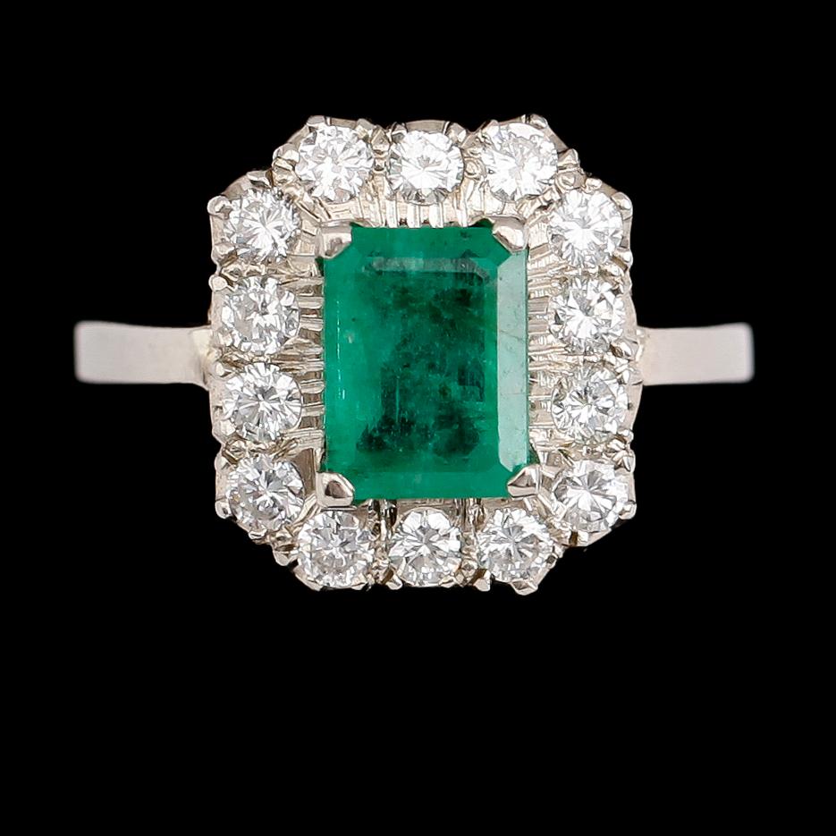 RING, 14 k vitguld, smaragd och briljantslipade diamanter.