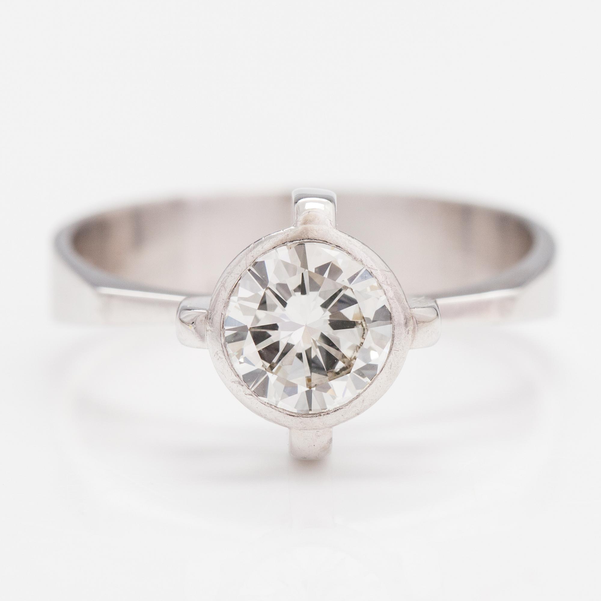 An 18K white gold ring with a ca. 1.10 ct diamond. Luolavuoren Kulta, Turku 1966. With certificate from Kultasarvi.
