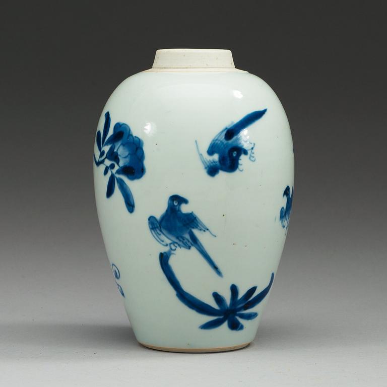 A blue and white Transitional vase, 17th Century.