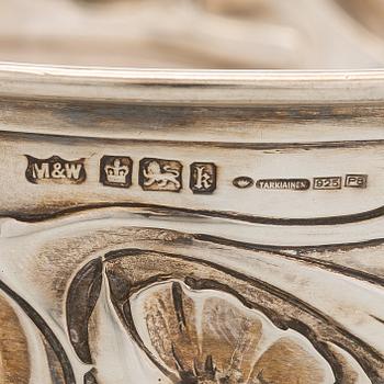 A pair of sterling silver bowls, M&W Sheffield, 1902.