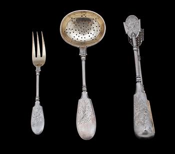 STRÖSKED, TÅNG, samt GAFFEL, silver, märkta med Kokoshnisk stämpel. Ryssland. 1800/1900-tal. Ca 164g.