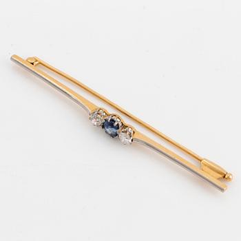 BROSCH, med gammalslipade diamanter och oval fasettslipad safir, 20-tal.