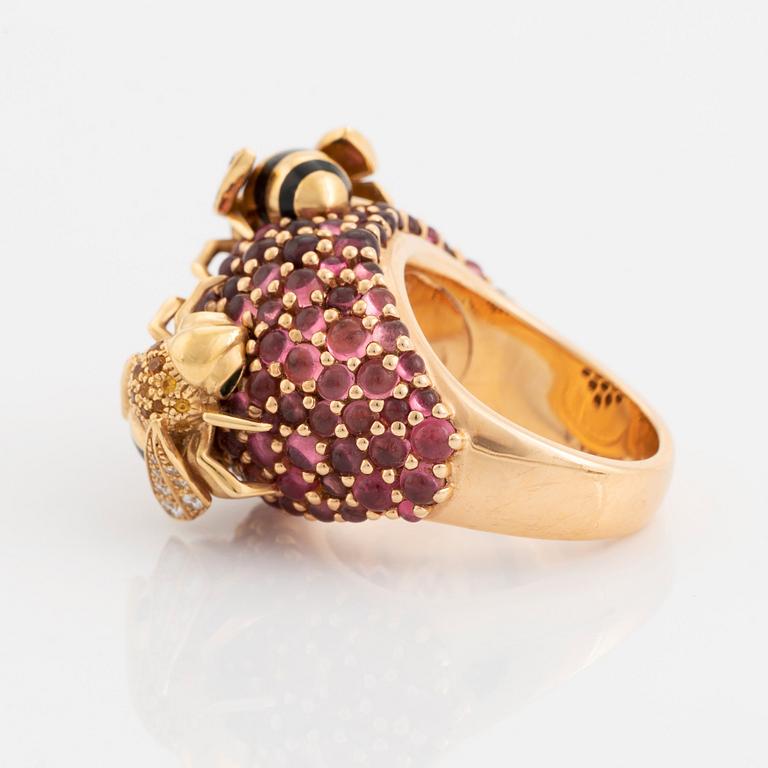 Cartier ring 18K guld och emalj med runda briljantslipade diamanter, safirer och smaragder.