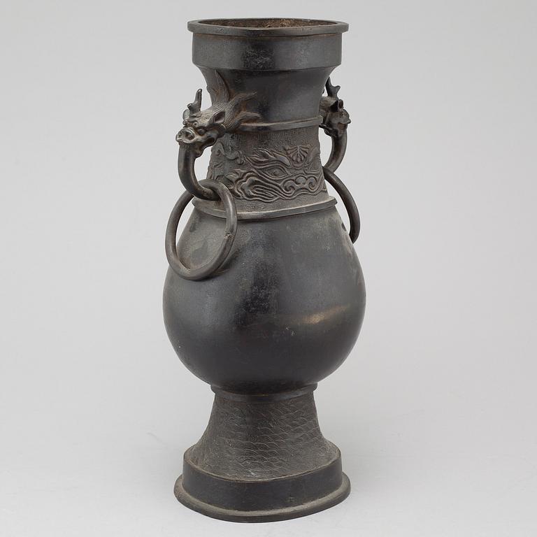 A chinese bronze vase from the 17th/18th century.