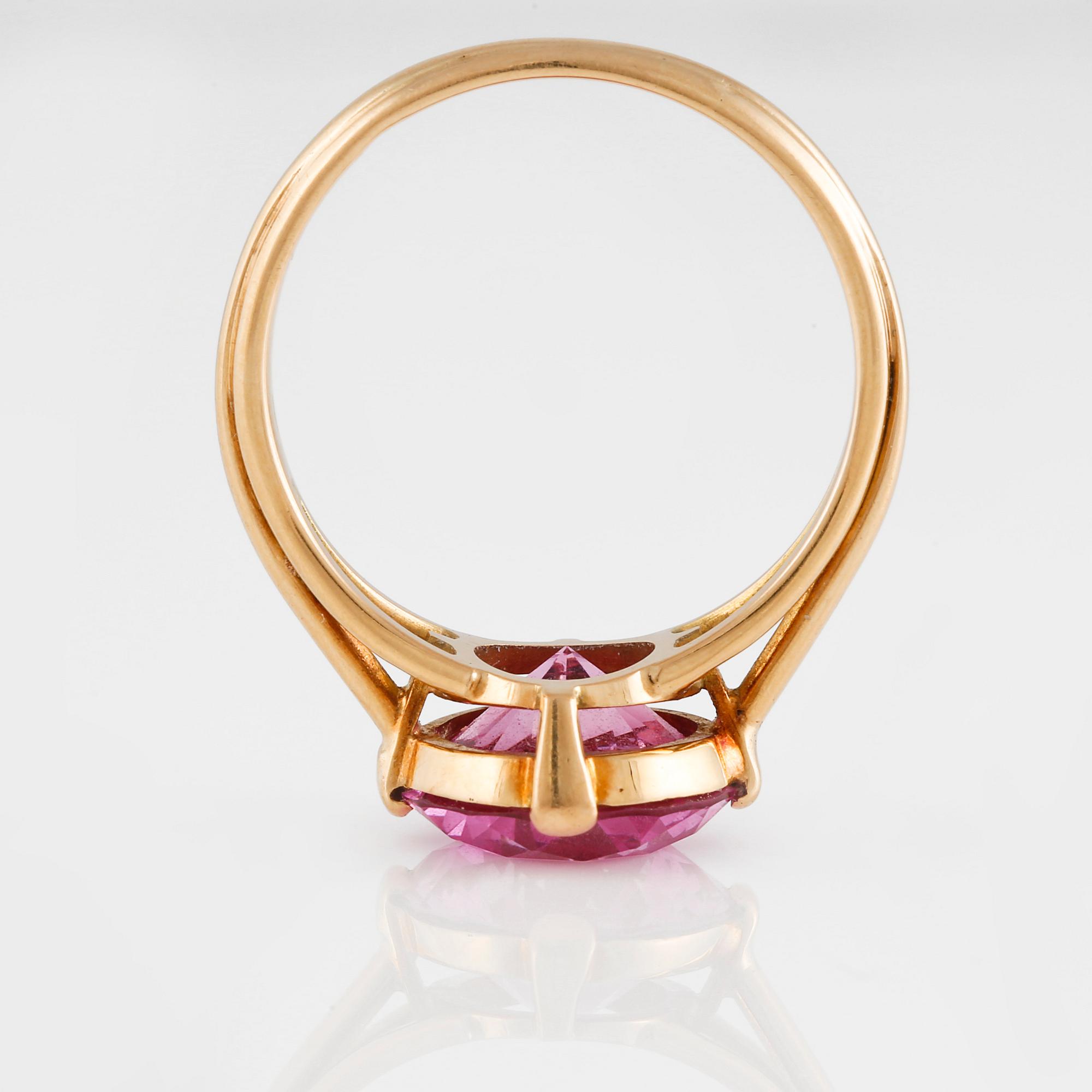 RING, 18K guld med med fasettslipad syntetisk rosa safir, Gunnar Fahlström, Stockholm 1956. Vikt 4,8 gram.