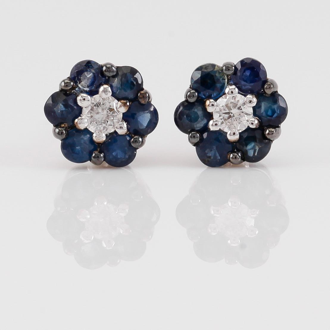 ÖRHÄNGEN, 1 par, 18K vitguld, diamanter tot ca 0.08 ct. och safirer tot ca 0.59 ct.