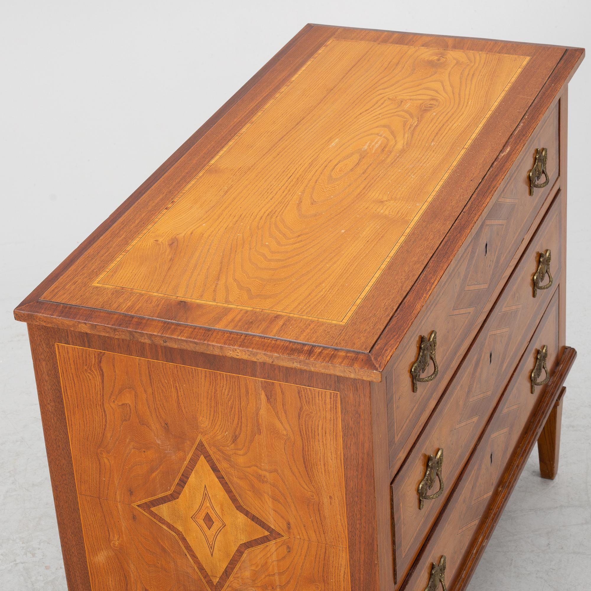 Byrå, sengustaviansk stil, omkring år 1900.