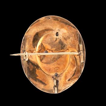 A 14K gold brooch.