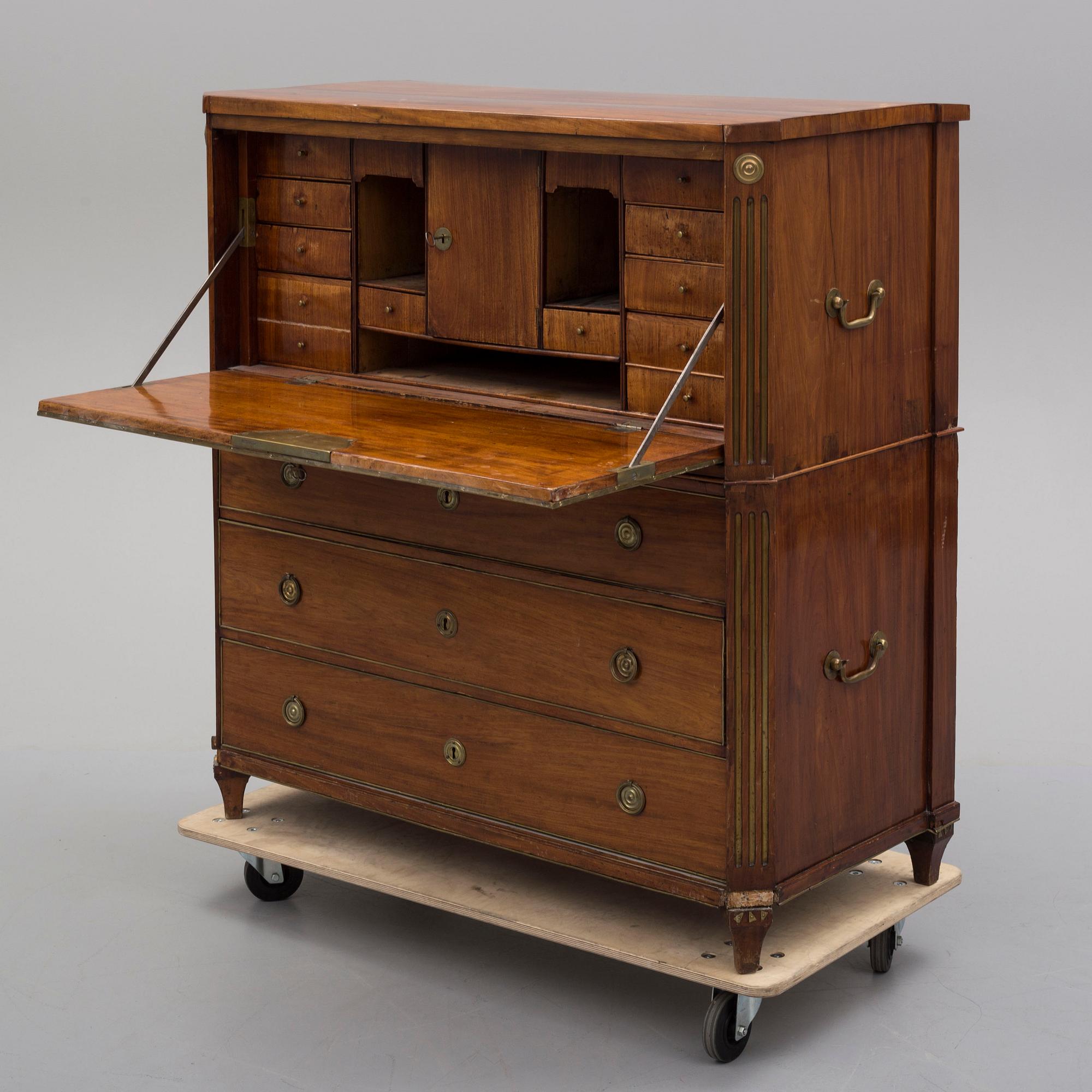 CHIFFONJÉ, sengustaviansk, 1800-talets början.