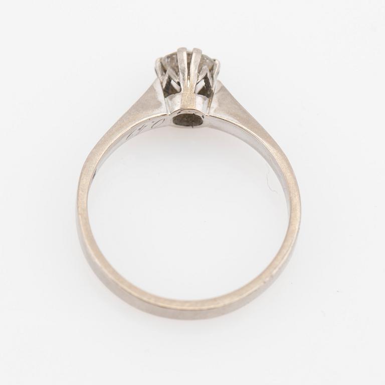 Ring, 18K vitguld med briljantslipad diamant.