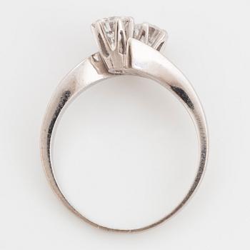 SYSKONRING, med två briljantslipade diamanter, totalt ca 0,50 ct.