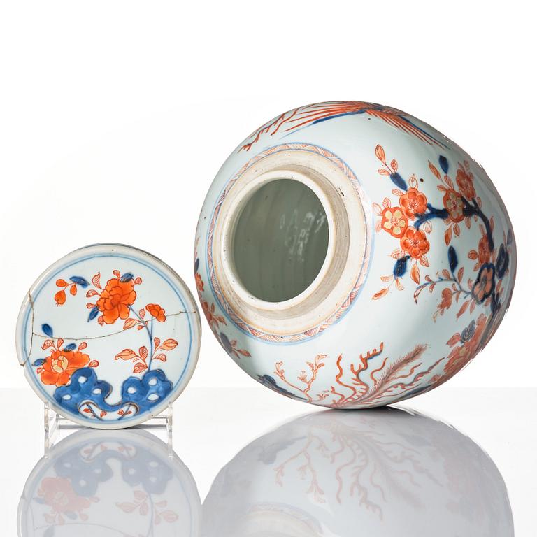 An imari jar with cover, Qing dynasty, Kangxi (1662-1722).