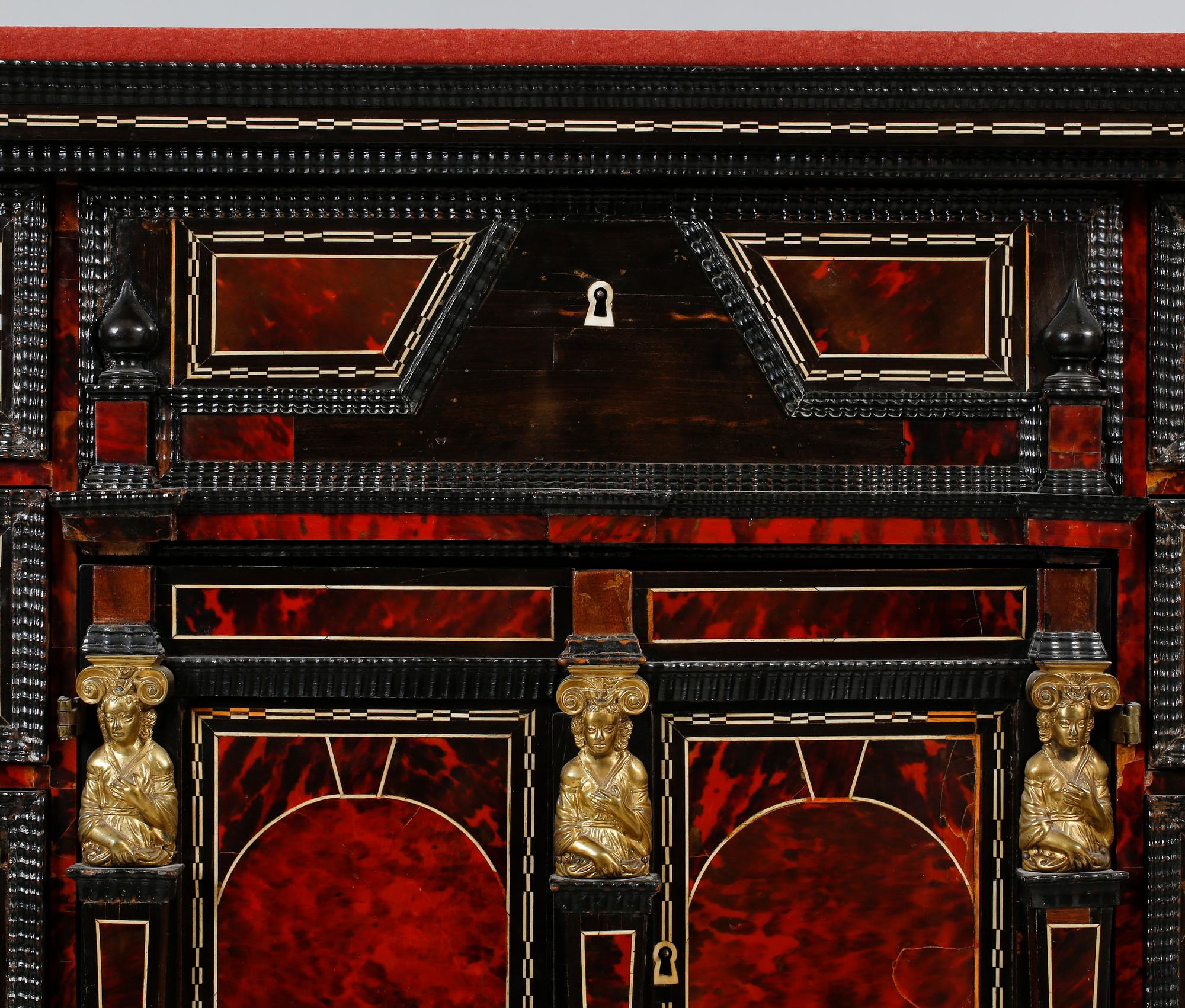 KABINETTSKÅP, barock, 1600-talets andra hälft/1700-talets första hälft.