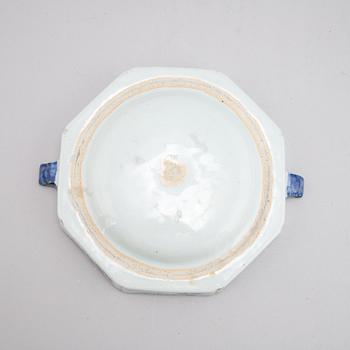 A group of four Chinese blue and white warming plates (2+1+1), Qing dynasty, 18th/19th century.