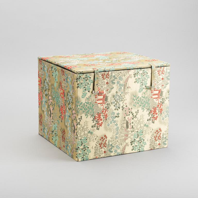 A porcelain jar from the 18th century China.