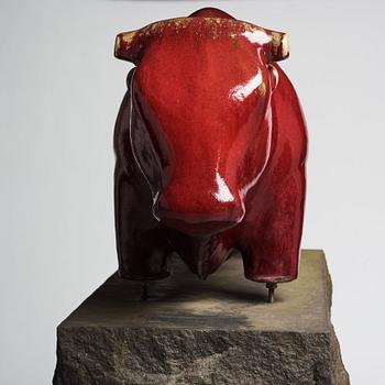 Ulla & Gustav Kraitz, a stoneware sculpture of a bull, Förslöv, Sweden, on a diabase pedestal.