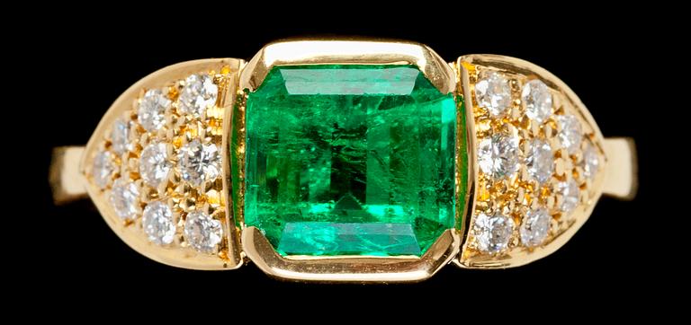 RING, trappslipad smaragd, ca 1.40 ct samt briljantslipade diamanter, tot. ca 0.40 ct.