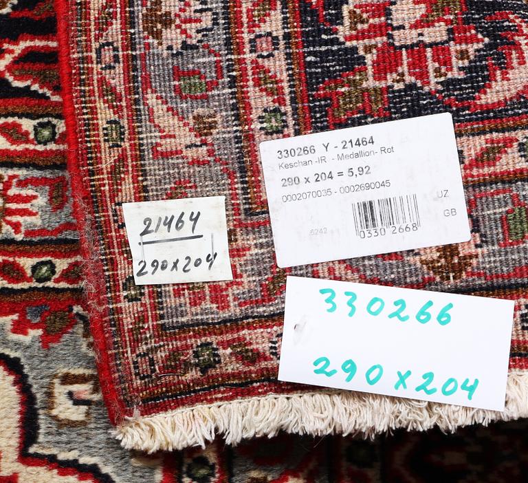 A Kashan carpet, c. 290 x 204 cm.