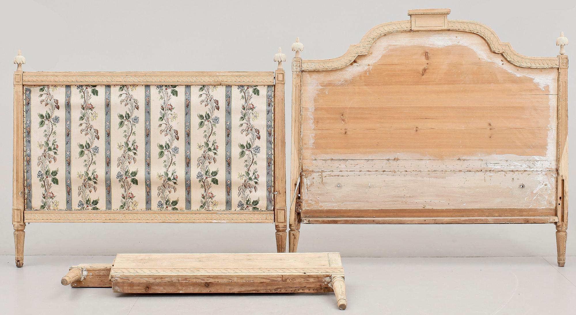 SÄNGGAVLAR, ett par, 1700-tal.