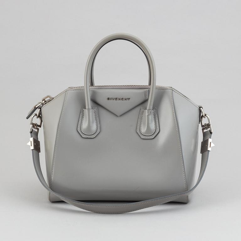 Givenchy, a grey leather 'Antigona Small' handbag.