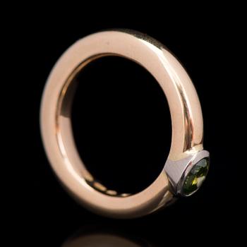RING, briljantslipad, behandlad grön diamant, 18K guld. Kultaseppä Kulmala, Helsingfors 2006.