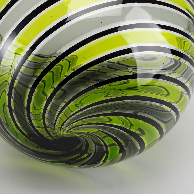 PETER SVARRER, a signed and dated glass bowl.