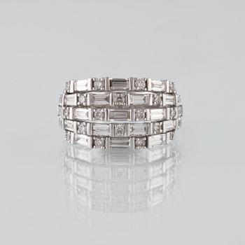 RING, 18K vitguld med 22 briljantslipade och 19 baguettslipade diamanter ca 2.26 ct. Vikt 11,1 gram.