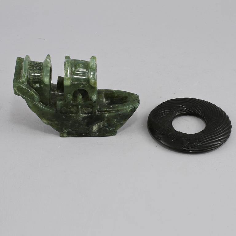 FIGURIN SAMT RING, jade, Kina, 1900-tal.