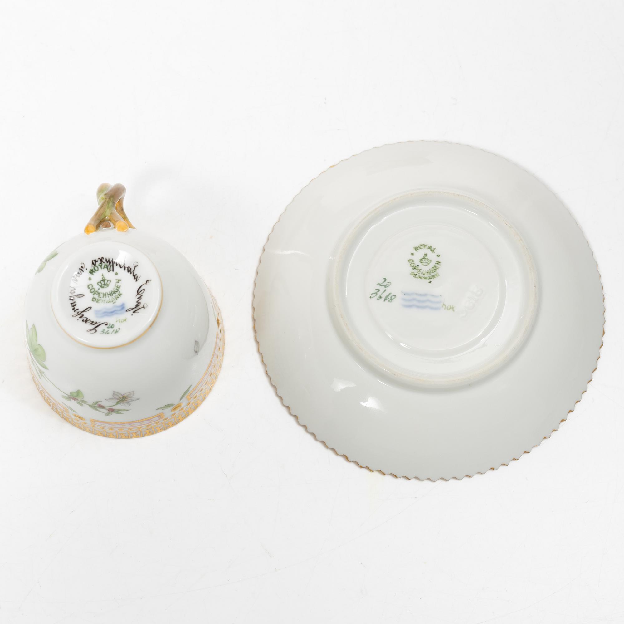 Royal Copenhagen, sockerskål samt kaffekopp med fat, "Flora Danica", 1945 samt 1959, Danmark.