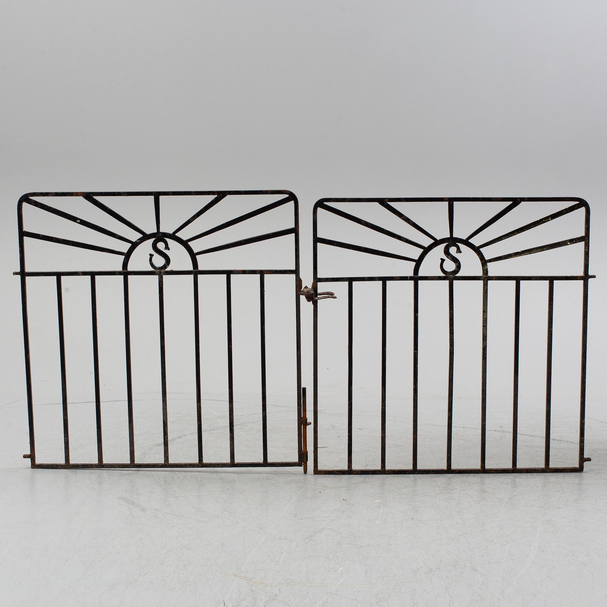 GRINDAR, ett par, smidesjärn, tidigt 1900-tal.