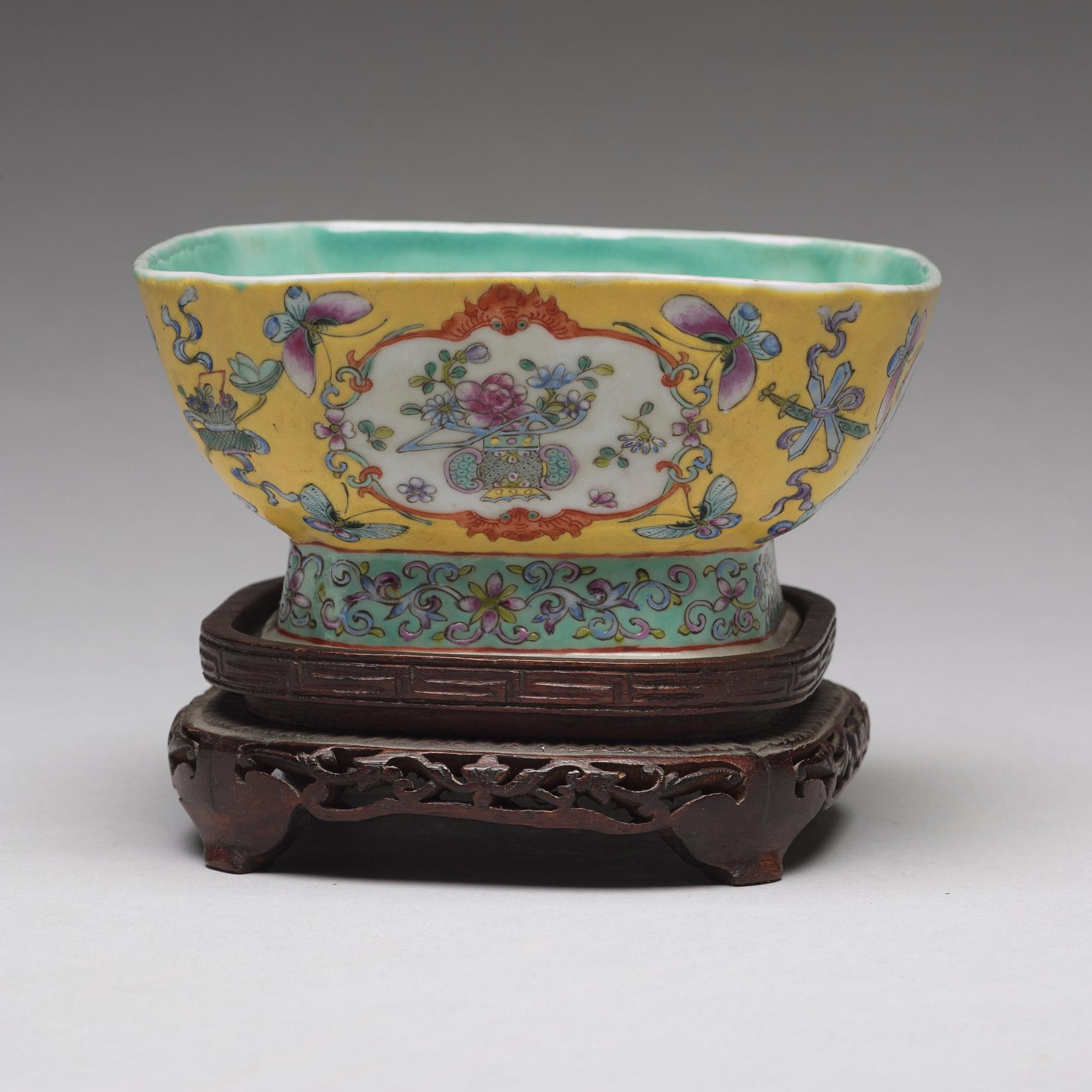 A famille rose bowl, Qing dynasty, circa 1900.