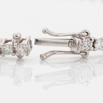 Tennisarmband med briljantslipade diamanter med certifikat HRD.