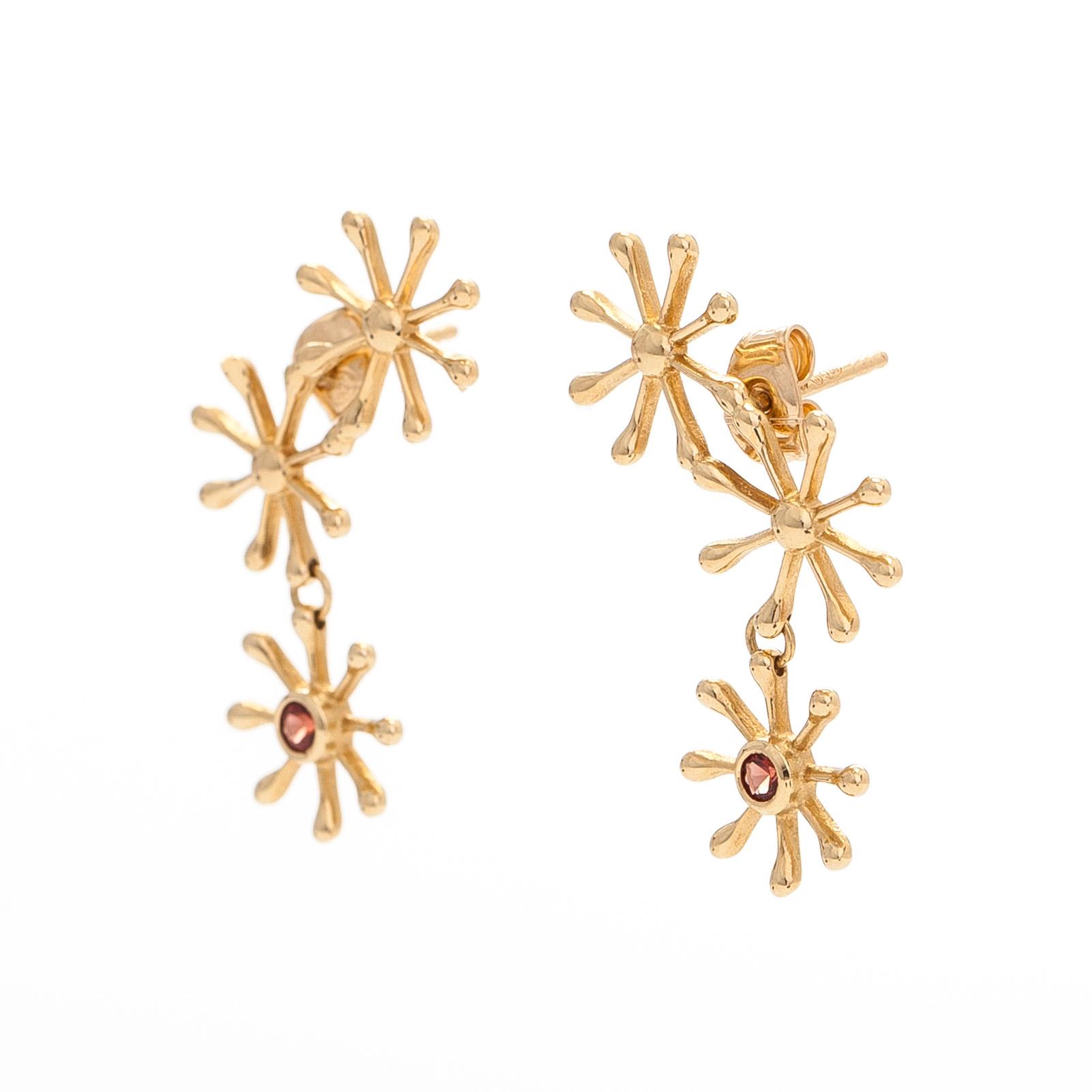 Kirsti Doukas, örhängen, "Pohjantähti", 18K guld och granat. Kalevala Koru, Helsingfors.