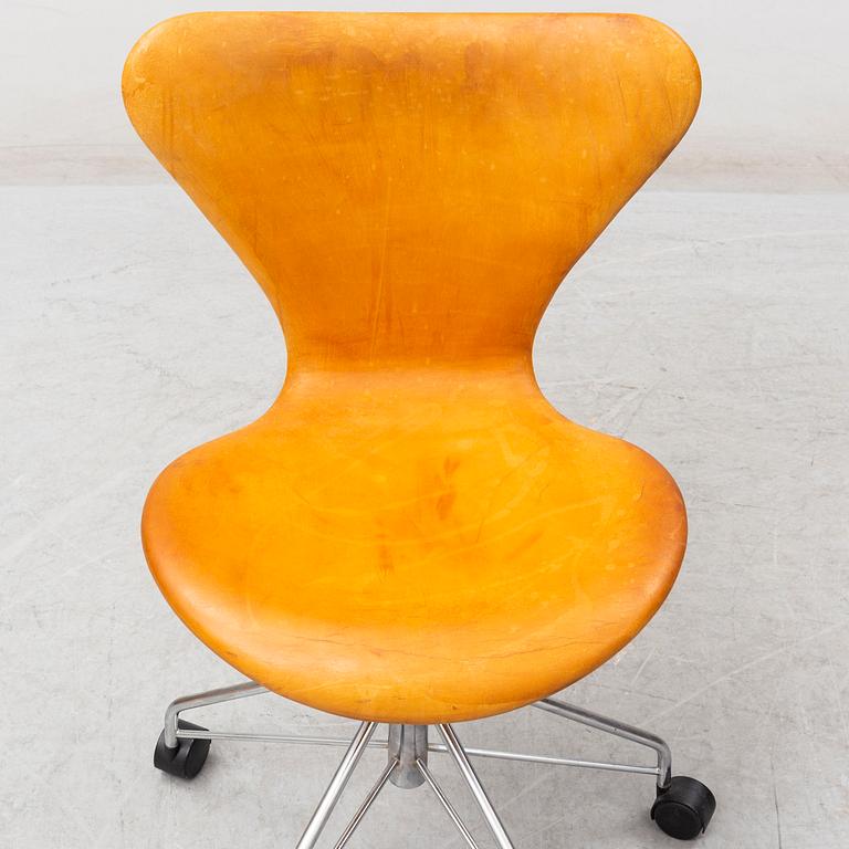 ARNE JACOBSEN. A "Sjuan" chair, Fritz Hansen, Denmark.