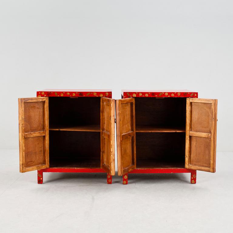 SKÅP, ett par. Kina. 1900/2000-tal.