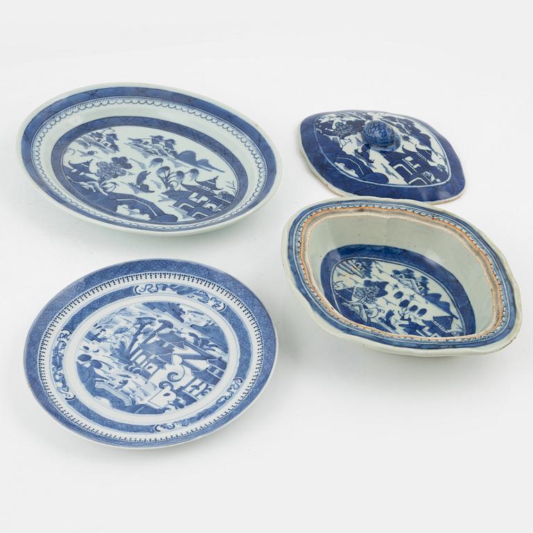 A pair of blue and white beakervases, a deep dish with cover and two dishes, Qing dynasty, 19th century.