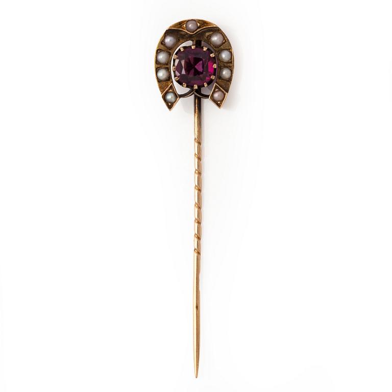 Brooch, faceted pyrope garnet, 14K (56) gold, St. Petersburg, late 19th century.