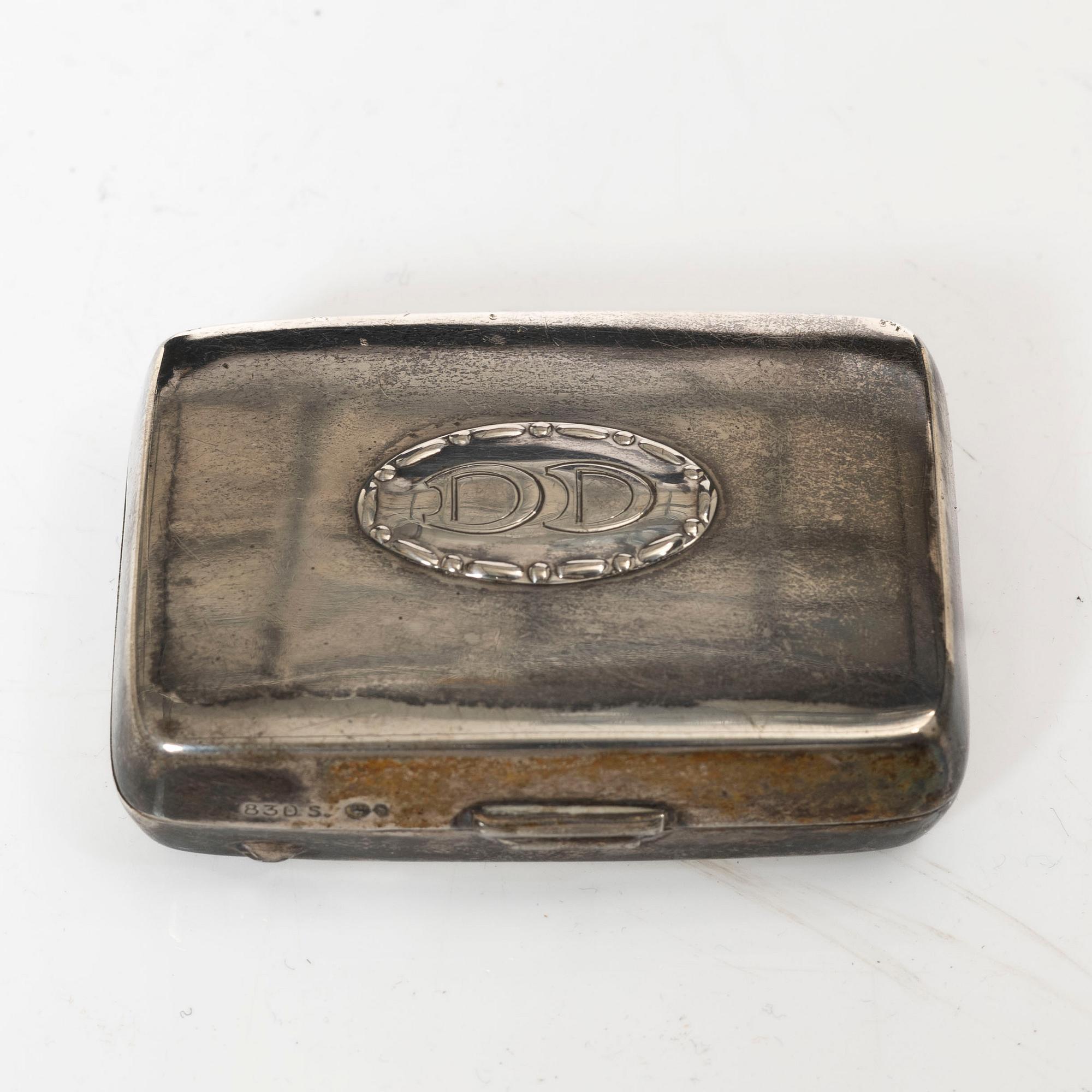 Askar, 2 st och ciggaretui, silver, bl.a. David Andersen & Co, Stockholm 1928.